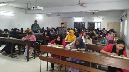 জাবির ভর্তি পরীক্ষায় মোবাইল দেখে লেখার সময় আটক ভর্তিচ্ছু