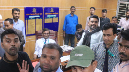 বিএনপি নেতাকে স্কুল কমিটির ১ নম্বরে না রাখায় বোর্ড চেয়ারম্যান অবরুদ্ধ