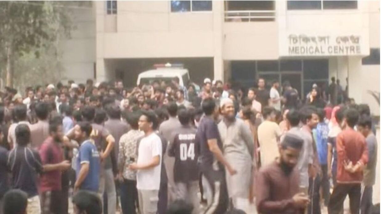 ভিসির পদত্যাগের দাবিতে কুয়েট শিক্ষার্থীদের অবস্থান