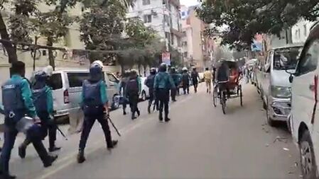 ঢাকা কলেজ ও সিটি কলেজের শিক্ষার্থীদের মধ্যে উত্তেজনা, পুলিশের ধাওয়া