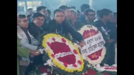 একুশের প্রথম প্রহরে ভাষা শহীদদের প্রতি শ্রদ্ধা ঢাবি সাদা দলের একাংশের শিক্ষকদের
