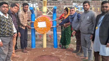 ২১ বছর ধরে কলা গাছের তৈরি শহীদ মিনারে শ্রদ্ধা 