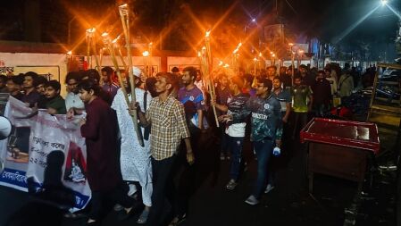 ঢাকা কলেজে বিক্ষোভ থেকে অপরাধে জড়িতদের বিরুদ্ধে প্রতিরোধের ডাক