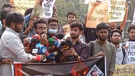 উপাচার্যের পদত্যাগের দাবিতে কুয়েট শিক্ষার্থীদের কেন্দ্রীয় শহীদ মিনারে অবস্থান 