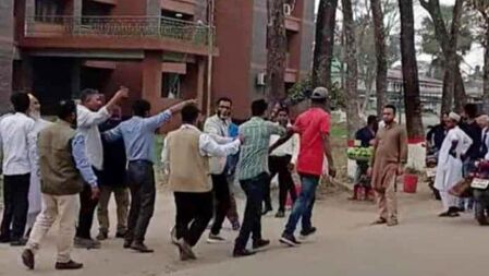 রাজনীতি নিষিদ্ধ ক্যাম্পাসে বিএনপির দুই গ্রুপের সংঘর্ষ, আহত ২