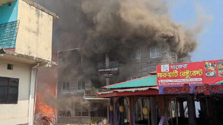 সাজেকে ভয়াবহ আগুন, পুড়ছে কটেজ-রেস্তোরাঁ