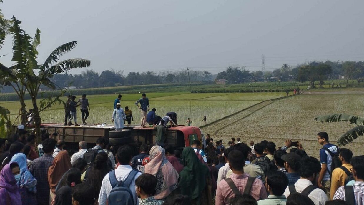 ইসলামী বিশ্ববিদ্যালয়ের ৪০ শিক্ষার্থী নিয়ে উল্টে গেল বাস