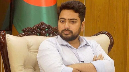 পদত্যাগ শেষে পায়ে হেঁটে যমুনা থেকে বের হলেন নাহিদ ইসলাম