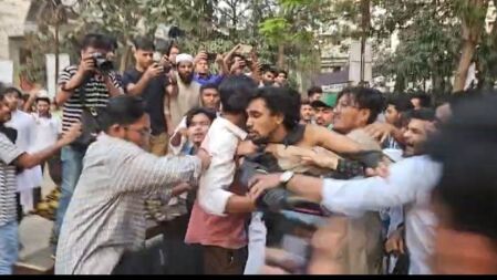 ঢাবিতে বৈষম্যবিরোধীদের দুই গ্রুপের হাতাহাতি চলছে