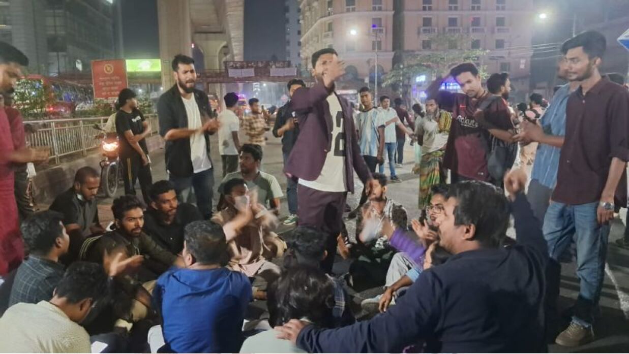 বেসরকারি বিশ্ববিদ্যালয়ের শিক্ষার্থীদের সড়ক অবরোধ করে বিক্ষোভ