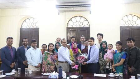 সহকারী জজ সুপারিশপ্রাপ্ত ৮ জবি শিক্ষার্থীর সাথে উপাচার্যের শুভেচ্ছা বিনিময় 
