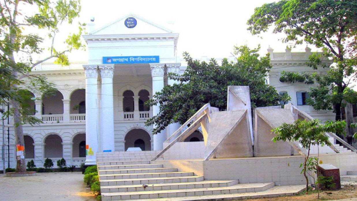 তীব্র আবাসন সংকট আর চতুর্মুখী সমস্যায় জর্জরিত জবি শিক্ষার্থীরা