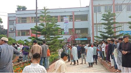 ভিক্টোরিয়া কলেজের অধ্যক্ষের ওপর হামলা, অবরুদ্ধ শিক্ষকরা