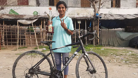 নবম শ্রেণির প্রিয়া খাতুন এবারও সাইকেলিংয়ে দেশসেরা