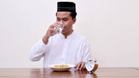 সাহরিতে আজানের সময় পানি খেলে রোজা হবে?