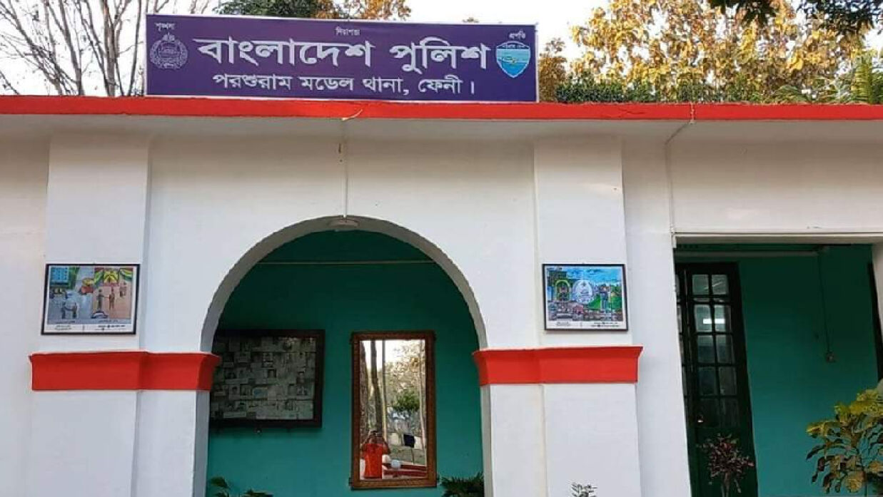 বাবাকে গরম তেল ছুড়ে ঝলসে দেওয়ার ঘটনায় মেয়েসহ গ্রেপ্তার ২