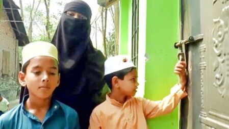 স্ত্রী-সন্তানকে বের করে ঘরে তালা দিলেন স্বামী