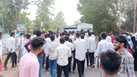 নির্বাচনী পরীক্ষায় পাস করানোর দাবিতে শিক্ষার্থীদের মহাসড়ক অবরোধ, দীর্ঘ যানজট