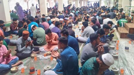 বাকৃবিতে শিবিরের দ্বিতীয় দিনের গণ-ইফতার, অংশ নিলেন ১২০০ শিক্ষার্থী