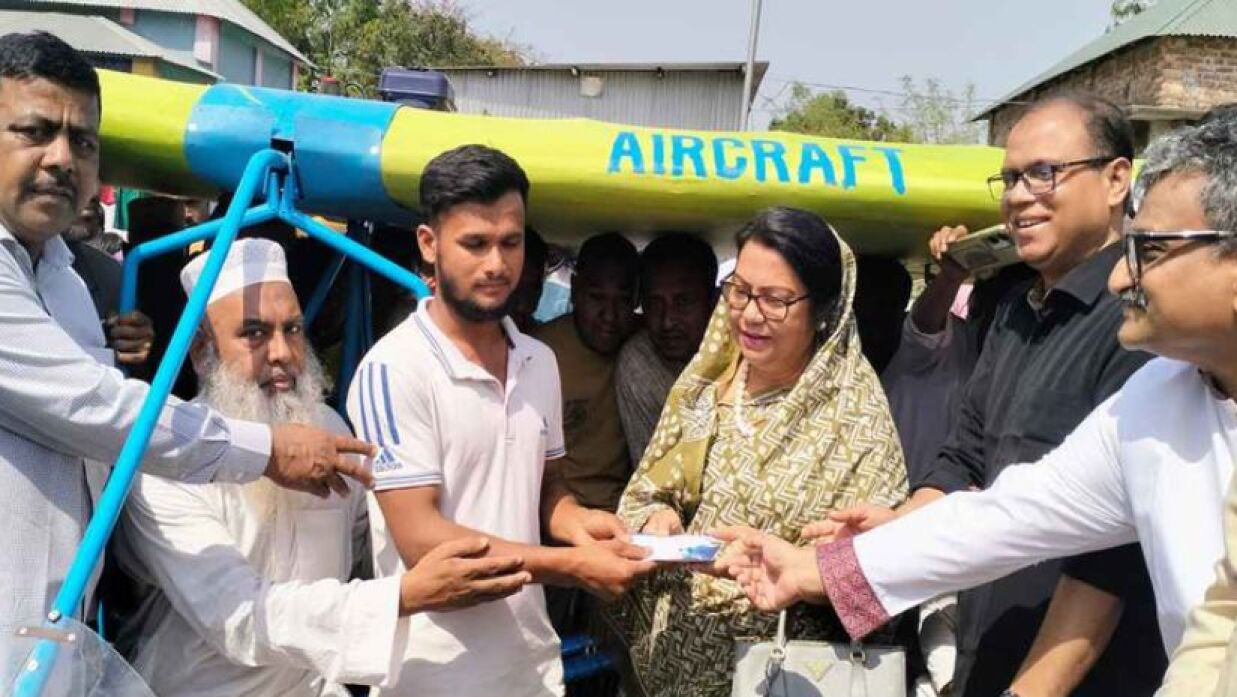 বিমান তৈরি করে উড়ানো জুলহাসের পাশে দাঁড়ালেন তারেক রহমান