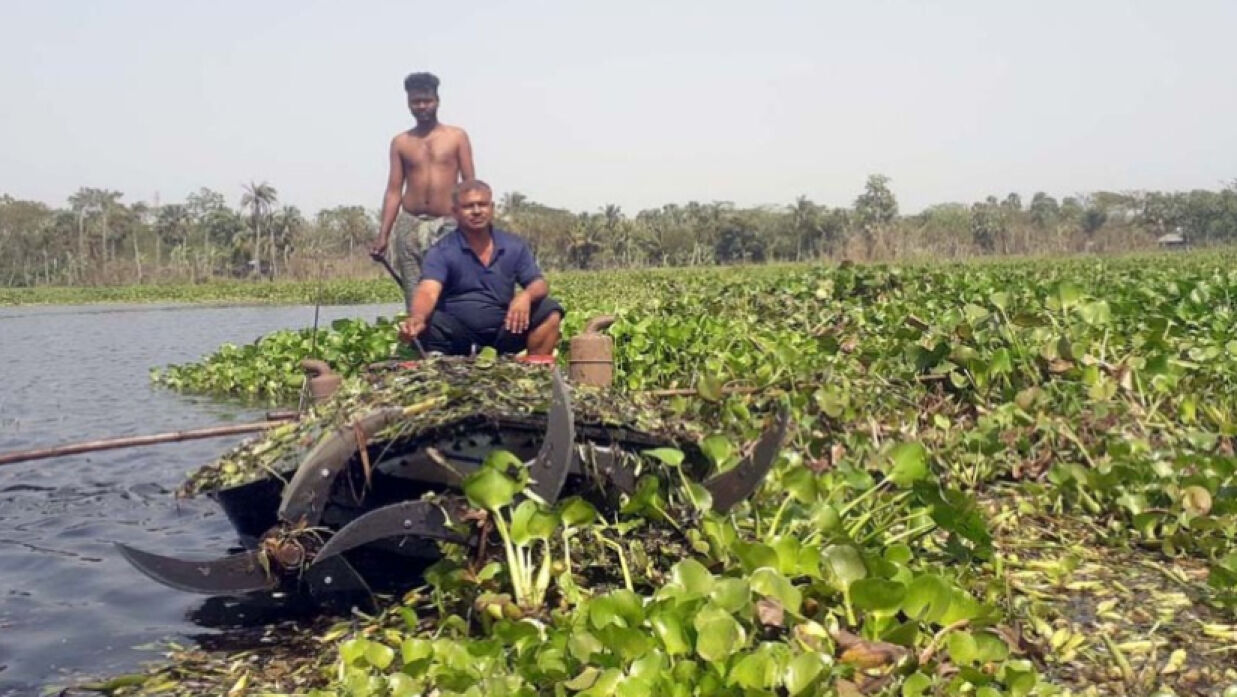 কচুরিপানা কাটার মেশিন উদ্ভাবন যশোরের প্রদীপের