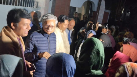 দাবি পূরণের আশ্বাসে ভিসির বাসভবনের সামনে থেকে সরলেন রাবি শিক্ষার্থীরা