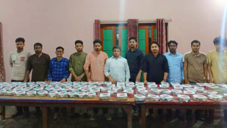 নারী শিক্ষার্থীদের ও হলের প্রহরীদের সাহরির খাবার উপহার রাবি ছাত্রদল নেতার