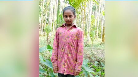 নির্মাণাধীন বেড়িবাঁধের গাছচাপায় স্কুল ছাত্রীর মৃত্যু