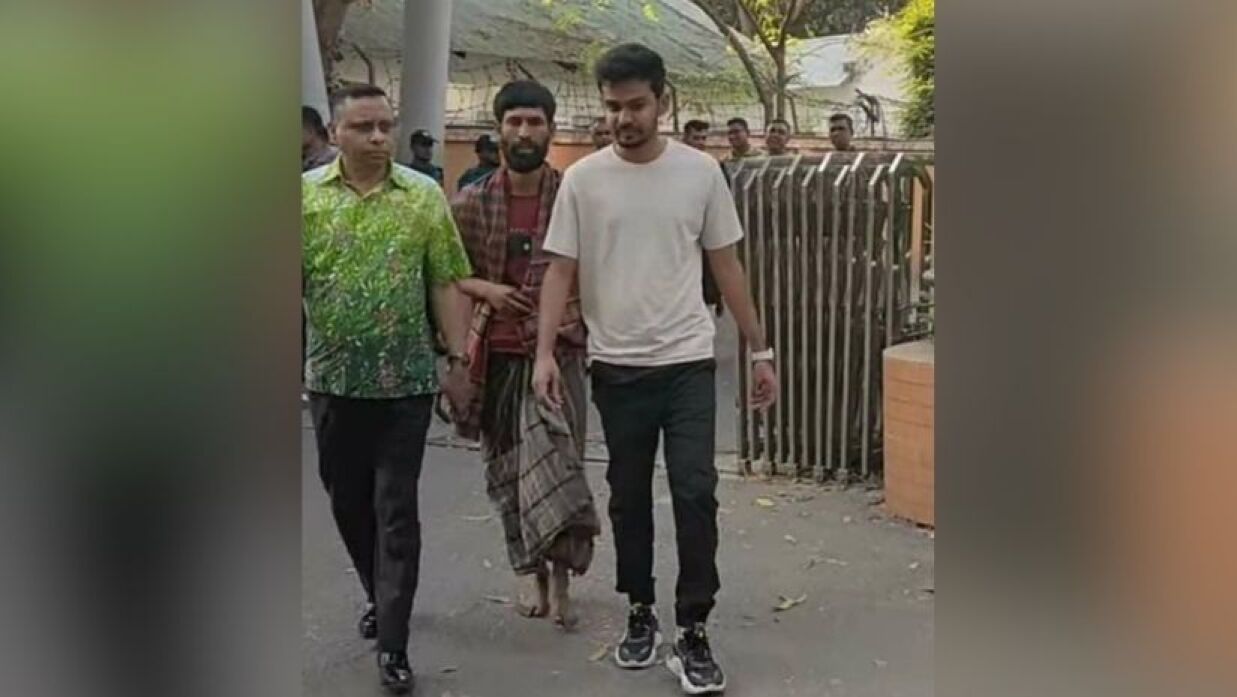 হিযবুত তাহরীরের কর্মীকে পেটানো সেই রিকশাচালককে ছাড়িয়ে নিলেন উপদেষ্টা আসিফ 