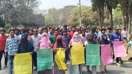 ধর্ষকদের বিচার দাবিতে মহাসড়ক আটকে ইবি শিক্ষার্থীদের প্রতিবাদ