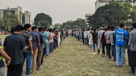 শেকৃবিতে ১২শ’ শিক্ষার্থীকে ইফতার করালো ছাত্রশিবির