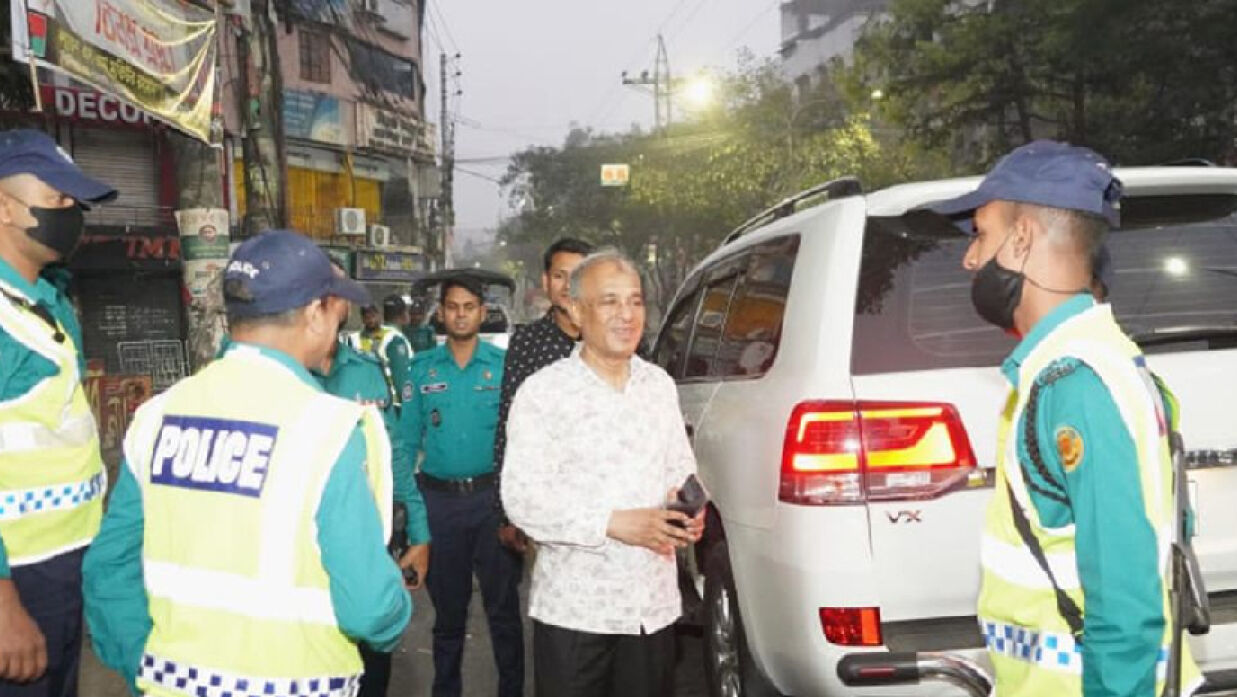 ভোরে আকস্মিক থানা পরিদর্শনে স্বরাষ্ট্র উপদেষ্টা
