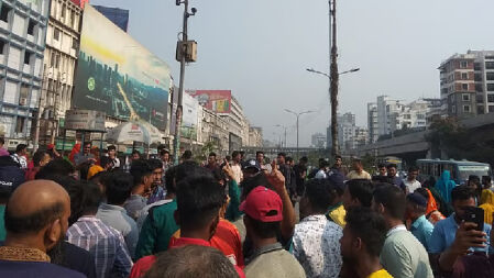 বনানীতে দুর্ঘটনায় পোশাক শ্রমিক নিহত, সহকর্মীদের সড়ক অবরোধে তীব্র যানজট