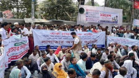এমপিওভুক্তির দাবিতে সচিবালয় অভিমুখে শিক্ষকদের পদযাত্রা