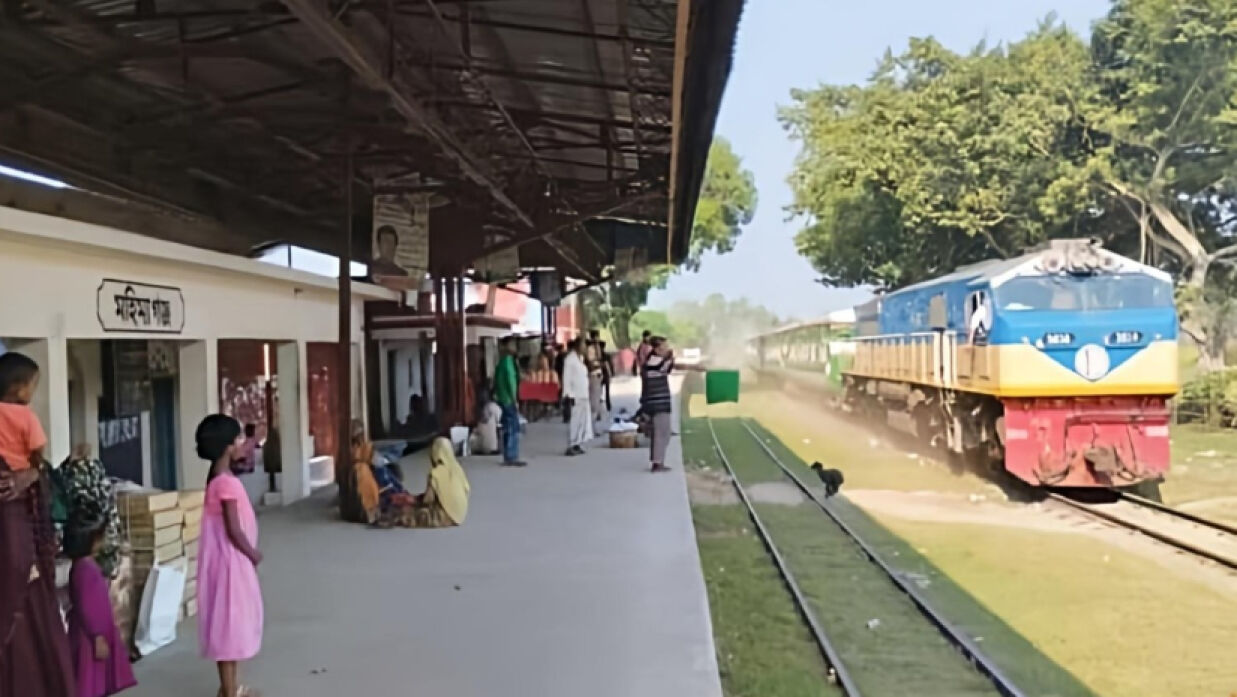 মহিমাগঞ্জ রেলস্টেশনে বুড়িমারী এক্সপ্রেসের যাত্রাবিরতিতে এলাকাবাসীর উচ্ছ্বাস