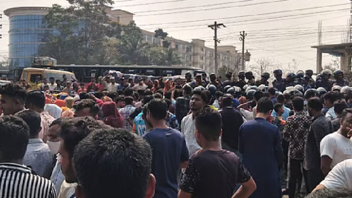 ভালুকায় দফায় দফায় শ্রমিক-পুলিশ সংঘর্ষ, মহাসড়ক অবরোধ, আহত ৩০