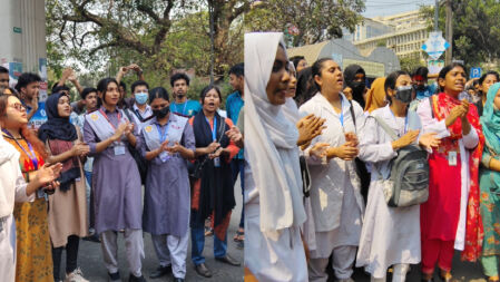 ধর্ষণের ঘটনায় সর্বোচ্চ শাস্তি নিশ্চিতের দাবিতে শাহবাগে ৩০ কলেজের শিক্ষার্থীরা