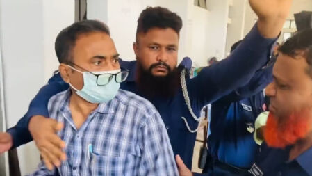 আদালত চত্বরে সাংবাদিকের ওপর হামলা করল বহিষ্কৃত এসপি
