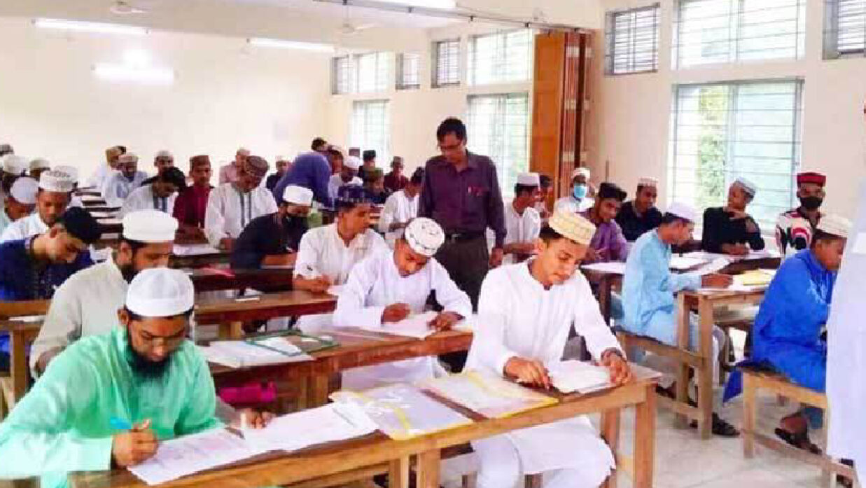 বিজ্ঞান শিক্ষায় পিছিয়ে মাদ্রাসা শিক্ষার্থীরা, জনবল সংকটকে দায়ী বোর্ডের