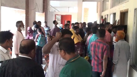 আওয়ামী লীগ নেতার রিমান্ড শুনানিতে হট্টগোল