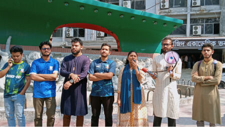  লাকীকে আজীবন অবাঞ্ছিত ঘোষণা করে জবি ইনকিলাব মঞ্চের বিক্ষোভ মিছিল-মানববন্ধন