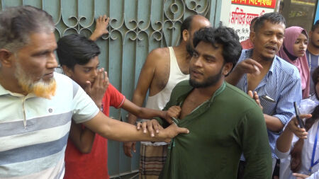 ছাত্রীদের ধর্ষণবিরোধী বিক্ষোভে ‘জয় বাংলা’ স্লোগান দিতে বলায় বহিরাগত যুবক আটক