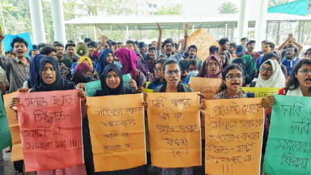 প্রভোস্টের অপসারণের সিদ্ধান্তের প্রতিবাদে প্রশাসনিক ভবনে তালা 