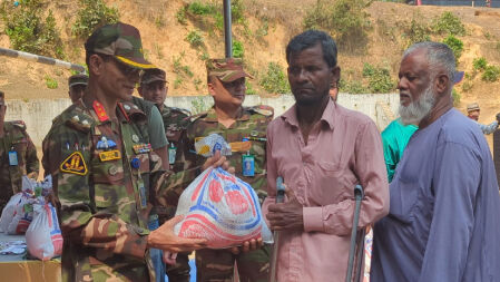 খাগড়াছড়িতে ৫’শ পরিবারে সেনাবাহিনীর ঈদ উপহারসামগ্রী বিতরণ