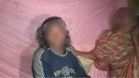 সুন্দরবনের গহীনে গাছের ডালে শুয়ে ছিলেন নারী 
