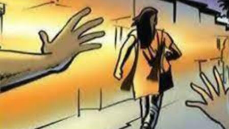 ছাত্রীকে উত্ত্যক্তের প্রতিবাদ করায় বাবা-চাচাকে পিটিয়ে জখম