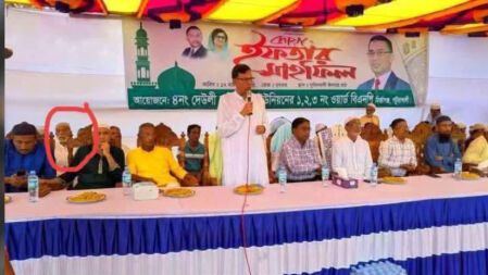 বিএনপির ইফতার মঞ্চে আ.লীগ চেয়ারম্যান, সভাপতি বললেন— ‘কখন ঢুকে পড়েছে, দেখিনি’ 