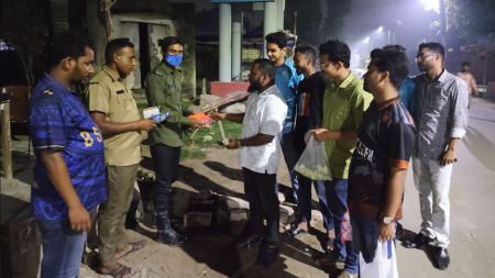 বাকৃবি ছাত্রদলের উদ্যোগে বিশ্ববিদ্যালয়ের নিরাপত্তাকর্মীদের মধ্যে সাহরি বিতরণ