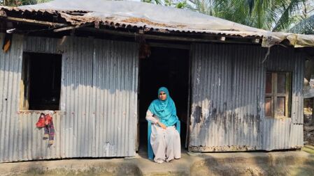স্বামীর অধিকার ও সন্তান ফিরে পেতে অনশন, শেষে আত্মহত্যার চেষ্টা