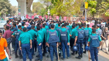 শহীদ মিনার অভিমুখে ইনকিলাব মঞ্চের পদযাত্রায় পুলিশি বাধা